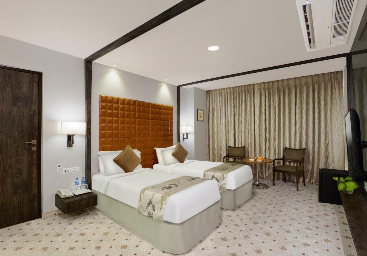 รีเจนตา เซ็นทรัล โฮเต็ล แอนด์ คอนเวนชั่น เซ็นเตอร์ นาคปุระ Hotel ภายนอก รูปภาพ